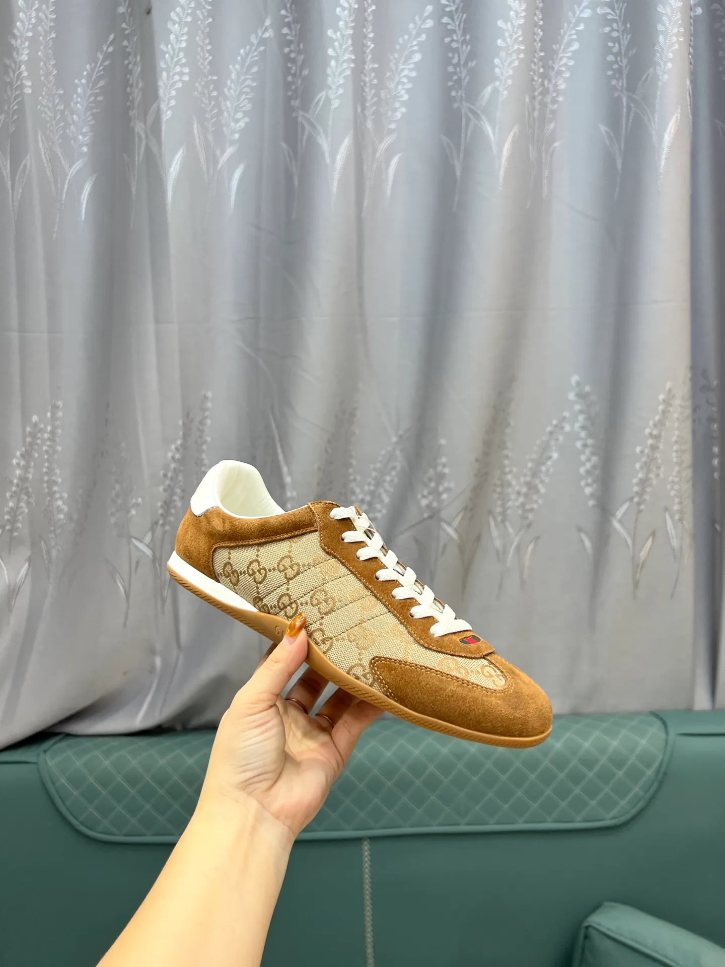Men's shoes 💰580 Gucci Gucci small dirty shoes full series upgrade, long-term production GG Gucci series old casual small dirty shoes catwalk style ZP developed pure original version... metal double G crystal cylindrical mark... Gucc original pattern webbing... upper color rubbed cowhide matte stitching classic double G cloth, code number: 35-44 (female 41, male 45. Customization is not returnable) Fabric: original custom cowhide Inner: original custom cowhide Feet: original cowhide injection molding. Outsole: original open molding sole. Packaging: original full set of packaging. Color: official website updated simultaneously.